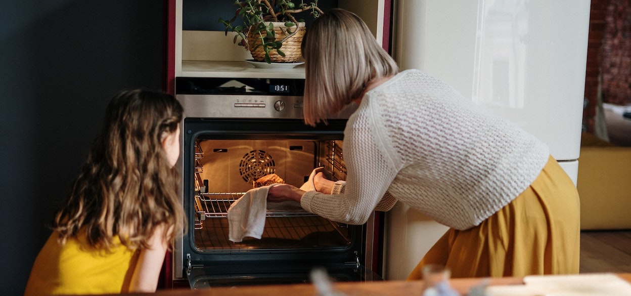 frau-räuchert-mit-kind